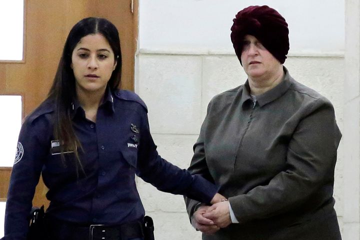 ΑΡΧΕΙΟ - Η γεννημένη στο Ισραήλ Αυστραλή Malka Leifer, δεξιά, οδηγείται σε μια δικαστική αίθουσα στην Ιερουσαλήμ στις 27 Φεβρουαρίου 2018. Η Leifer, πρώην διευθύντρια ενός εβραϊκού σχολείου θηλέων, κρίθηκε ένοχη τη Δευτέρα, 3 Απριλίου 2023, για σεξουαλική κακοποίηση δύο μαθητριών. (AP Photo/Mahmoud Illean, File)