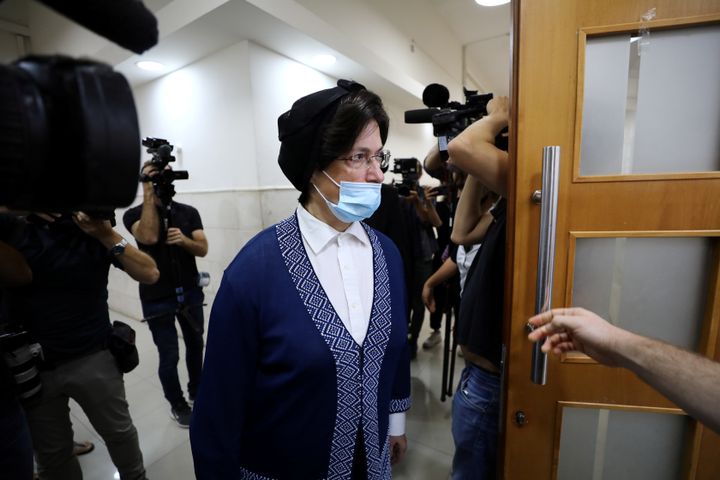 Μια υπερορθόδοξη Εβραία μπαίνει στην αίθουσα του δικαστηρίου πριν από την ετυμηγορία για την υπόθεση έκδοσης της Malka Leifer, μιας πρώην διευθύντριας σχολείου στην Αυστραλία που κατηγορείται για σεξουαλική επίθεση σε μαθήτριες, στο Περιφερειακό Δικαστήριο της Ιερουσαλήμ, στις 21 Σεπτεμβρίου 2020. REUTERS/Ammar Awad