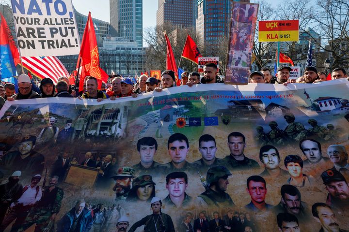 Υποστηρικτές του πρώην προέδρου του Κοσόβου Χασίμ Θάτσι διαμαρτύρονται την πρώτη ημέρα της δίκης του για εγκλήματα πολέμου, στη Χάγη, Ολλανδία, 3 Απριλίου 2023. REUTERS/Piroschka van de Wouw