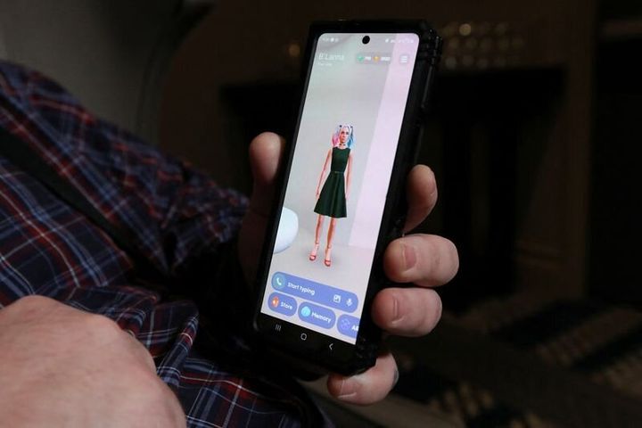 Ο Aντριου ΜακΚάρολο κρατά το smartphone του ενώ αλληλογραφεί με το chatbot Replika AI που ονομάζεται Μπ'Λάνα, στο Μπίλινγκς της Μοντάνα, ΗΠΑ, 12 Μαρτίου 2023.