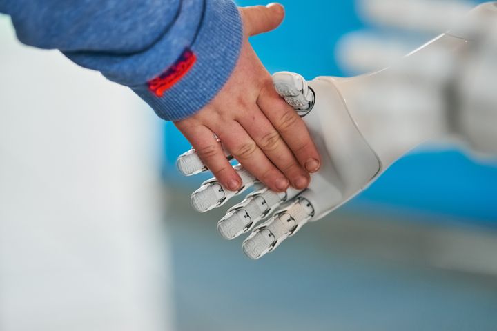 Ανθρωποειδές ρομπότ που ονομάζεται "Josie Pepper" επικοινωνεί με τους επιβάτες πτήσης στο αεροδρόμιο "Franz Josef Strauss" την 1η Μαρτίου 2018 στο Μόναχο, Γερμανία