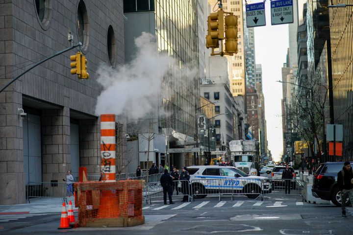 Αστυνομικοί της Νέας Υόρκης (NYPD) φρουρούν έξω από τον Πύργο Τραμπ, 3 Απριλίου, 2023