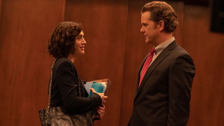 Lizzy Caplan e Joshua Jackson na série Paramount+ "Atração Fatal."