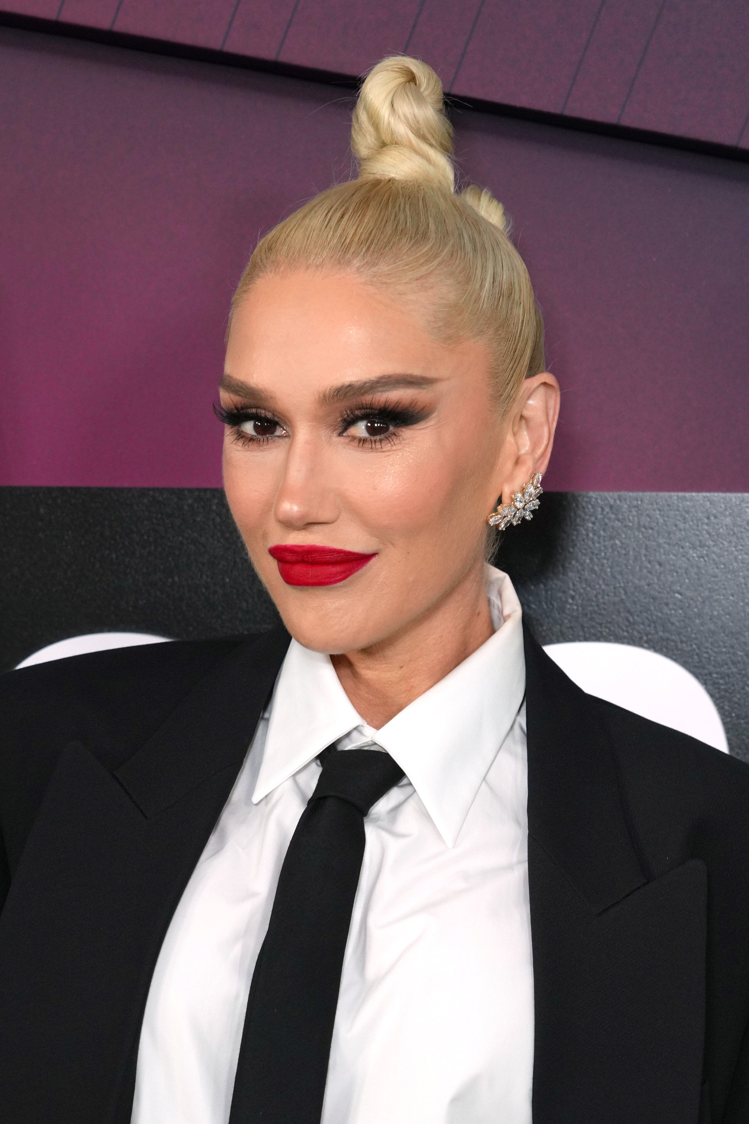 Gwen Stefani's Furry Boots Steal Show At 2023 CMT Music Awards usaearly