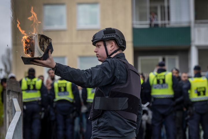 Ο ακροδεξιός πολιτικός Ράσμους Παλουντάν, μια αμφιλεγόμενη προσωπικότητα στη Σουηδία, οργανώνει καύση Κορανίου σε μουσουλμανικές γειτονιές ως μέρος της πολιτικής του εκστρατείας.