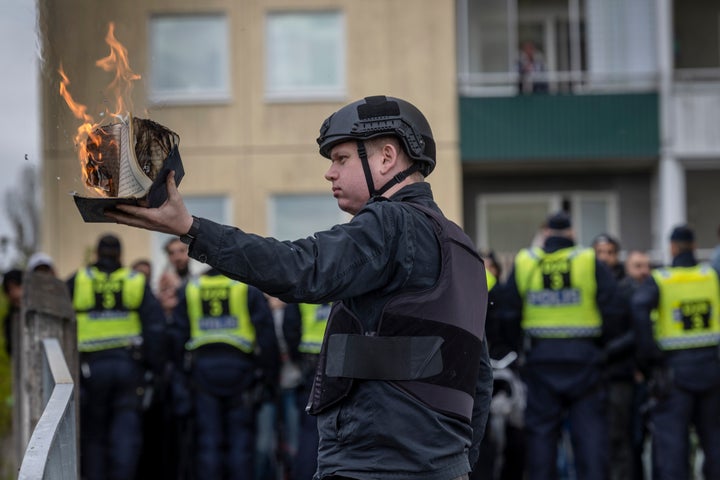 Ο ακροδεξιός πολιτικός Ράσμους Παλουντάν, μια αμφιλεγόμενη προσωπικότητα στη Σουηδία, οργανώνει καύση Κορανίου σε μουσουλμανικές γειτονιές ως μέρος της πολιτικής του εκστρατείας.