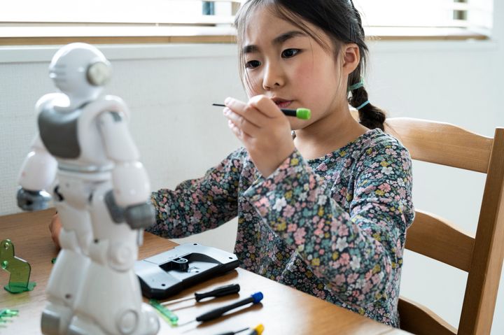 Ένα μικρό κορίτσι μαθαίνει να επιδιορθώνει ένα ρομπότ στο σχολείο. Οχι στην Ελλάδα...