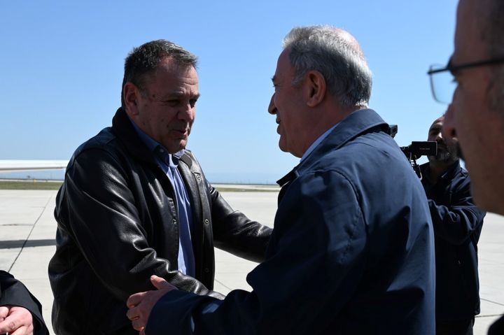 Ο Υπουργός Εθνικής Αμύνης κ. Νικόλαος Παναγιωτόπουλος πραγματοποίησε σήμερα, Τρίτη 4 Απριλίου 2023, επίσκεψη στην Τουρκία, στις περιοχές που επλήγησαν από τους καταστροφικούς σεισμούς, μετά από πρόσκληση του Τούρκου ομολόγου του κ. Χουλουσί Ακάρ. Ο Υπουργός Εθνικής Αμύνης είχε κατ’ ιδίαν συνάντηση με τον Τούρκο ομόλογό του στο Κέντρο Συντονισμού και Διαχείρισης Καταστροφών και Κρίσεων, στην Αντιόχεια, ενημερώθηκε για τις τελευταίες εξελίξεις και την επικρατούσα κατάσταση, εν συνεχεία δε, μετέβη, με τον Τούρκο ομόλογό του, με ελικόπτερο στα σημεία των καταστροφών. Τρίτη 4 Απριλίου 2023 (ΓΡ. ΤΥΠΟΥ ΥΠ. ΑΜΥΝΑΣ / EUROKINISSI)