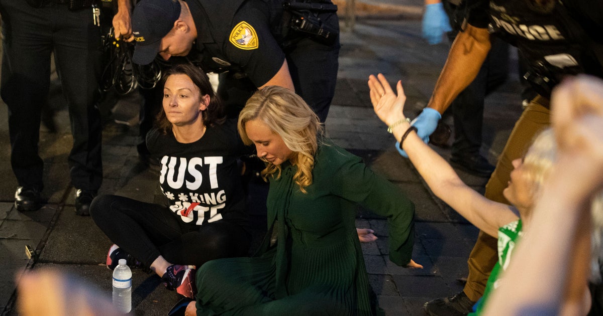 Top Democrats Arrested Outside Florida Legislature For Protesting 6-Week Abortion Ban Top Democrats Arrested Outside Florida Legislature For Protesting 6-Week Abortion Ban