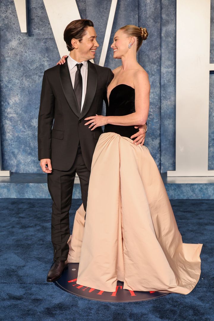 Justin Long, left, and Kate Bosworth attend the 2023 Vanity Fair Oscar Party.