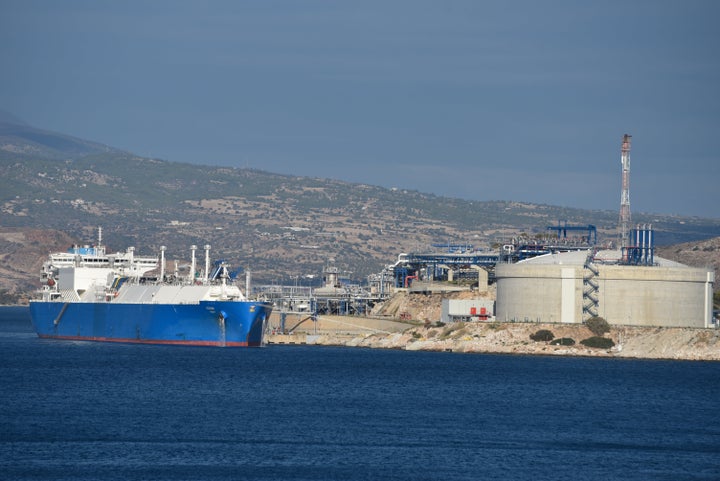 Τάνκερ μεταφέρει LNG στον τερματικό σταθμό υγροποιημένου φυσικού αερίου της Ρεβυθούσας, 