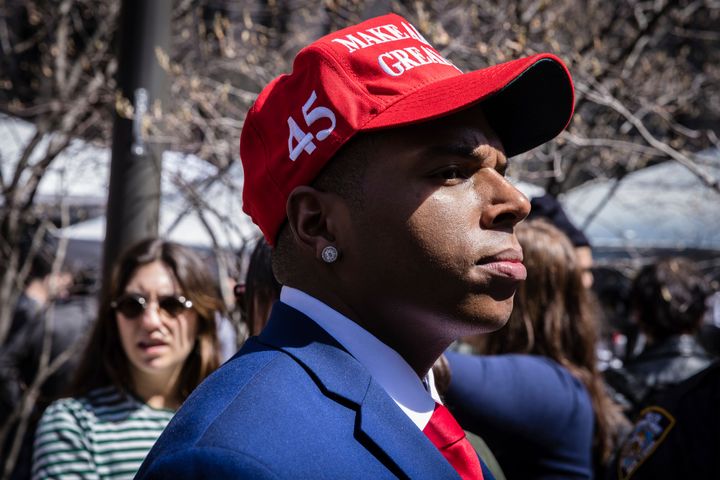 「MAGA（Make America Great Again）」の帽子を被る男性＝2023年4月4日、米ニューヨーク