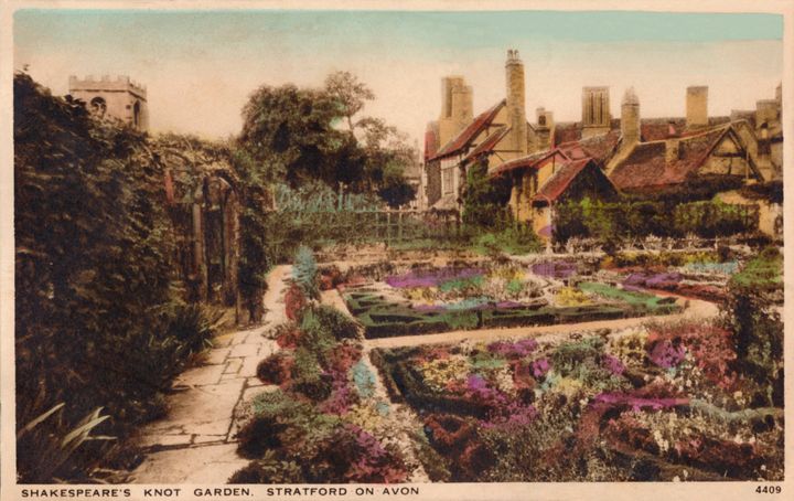 Το σπίτι και ο κήπος της Αν Χαθαγουέι και του Σαίξπηρ. [J. Salmon Ltd., Sevenoaks, circa 1910]. Artist: Unknown. (Photo by The Print Collector/Getty Images)