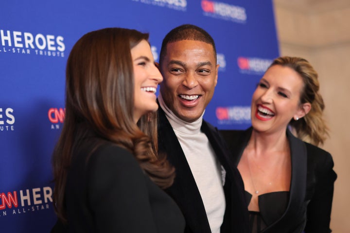 Don Lemon (au centre) pose avec "CNN ce matin" co-présentatrices Kaitlan Collins (à gauche) et Poppy Harlow (à droite) en décembre 2022. (Photo de Mike Coppola/Getty Images pour CNN)