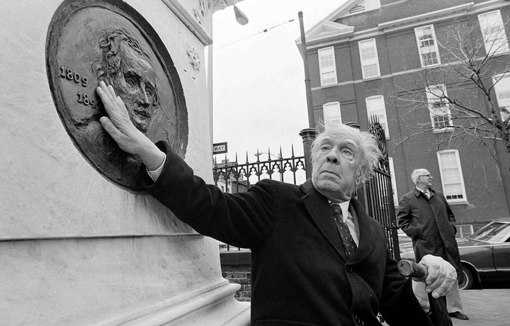 Ο Μπόρχες, ο οποίος ήταν τυφλός, αγγίζει μία χάλκινη αναμνηστική πλακέτα που απεικονίζει τον Έντγκαρ Άλαν Πόε. Βαλτιμόρη, 19 Απριλίου 1983. (AP Photo/Bill Smith)