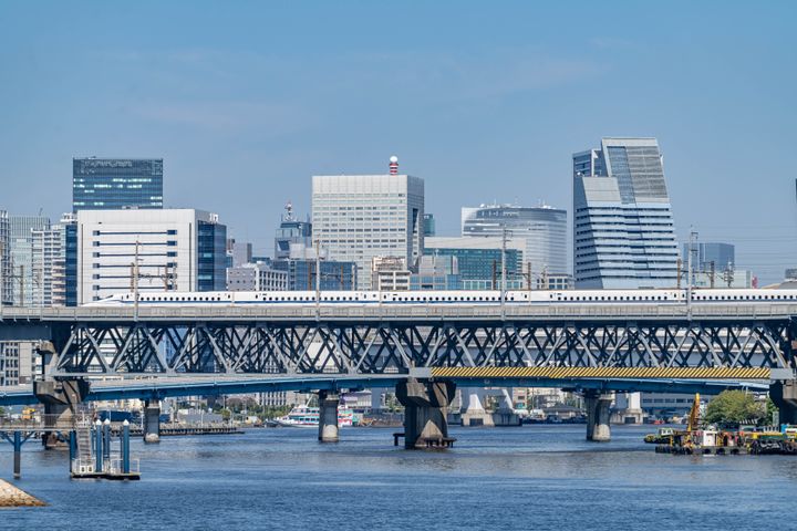 Τόκιο: To τρένο που διασχίζει τη γέφυρα πάνω από το κανάλι του Υδραγωγείου της Ταμαγκάβα.