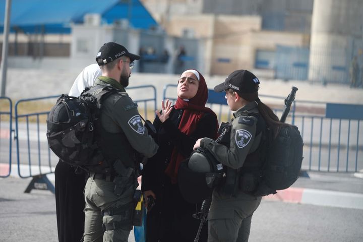 Παλαιστίνια προσπαθεί να περάσει το checkpoint για να μεταβεί στο Αλ Ακσά