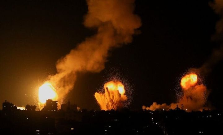 Φωτιές και καπνοί στην Γάζα κατά την ισραηλινή αεροπορική επιδρομή