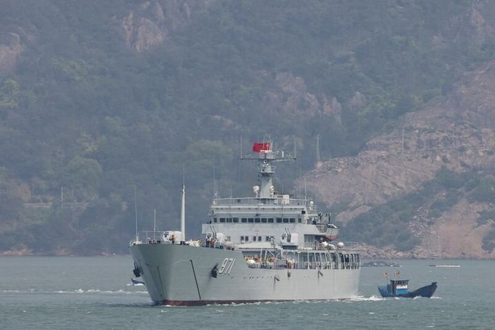 Κινεζικό πολεμικό πλοίο πλέει κατά την διάρκεια στρατιωκών ασκήσεων κοντά στην επαρχία Φουτζιάν και στα υπό τον έλεγχο της Ταϊβάν Νησιά Μάτσου (8 Απριλίου 2023)