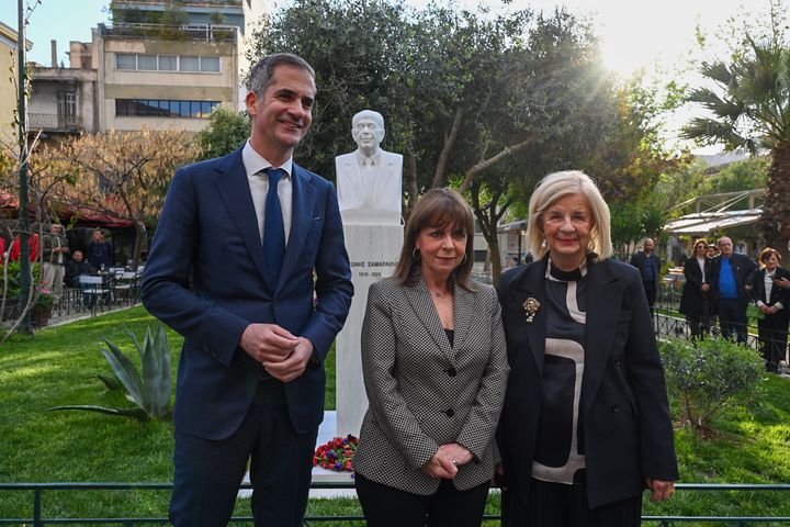 Ο Δήμαρχος Αθηναίων, η Πρόεδρος της Δημοκρατίας κι η Ελένη Σαμαράκη στην τελετή της Παρασκευής