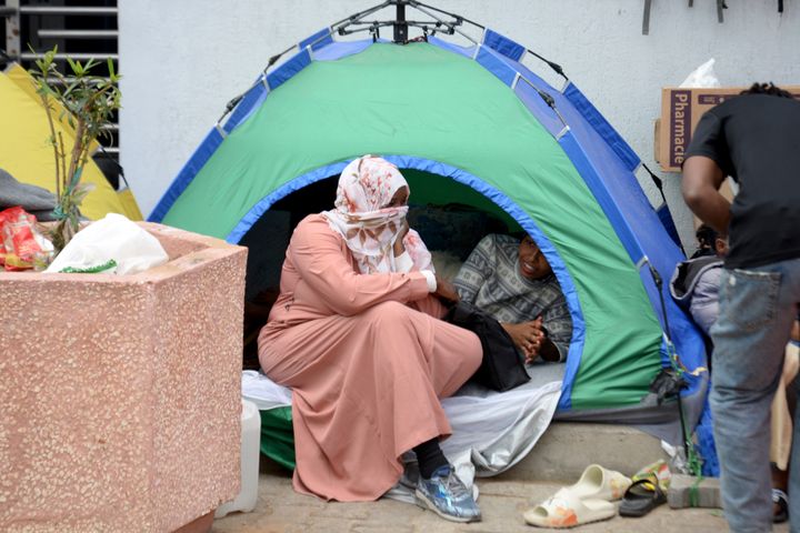 Mετανάστες ξεκουράζονται σε έναν πρόχειρο καταυλισμό έξω από το γραφείο του Διεθνούς Οργανισμού Μετανάστευσης, Παρασκευή 31 Μαρτίου 2023 στην Τύνιδα