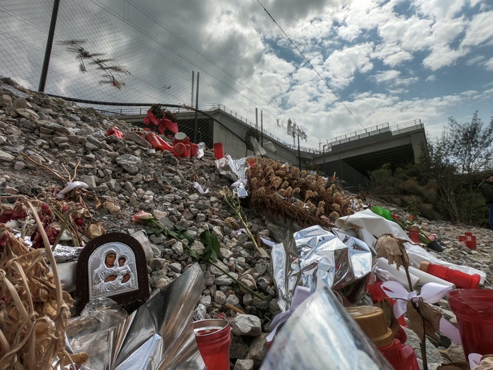 Λουλούδια, κεριά, σημειώτματα και εικόνες εις μνήμηνη των 57 ανθρώπων που σκοτώθηκαν στο δυστύχημα.