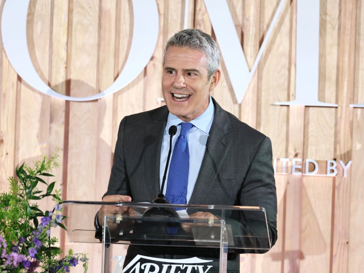 Andy Cohen fala no palco durante o evento Power of Women 2023 da Variety em Nova York em 4 de abril.