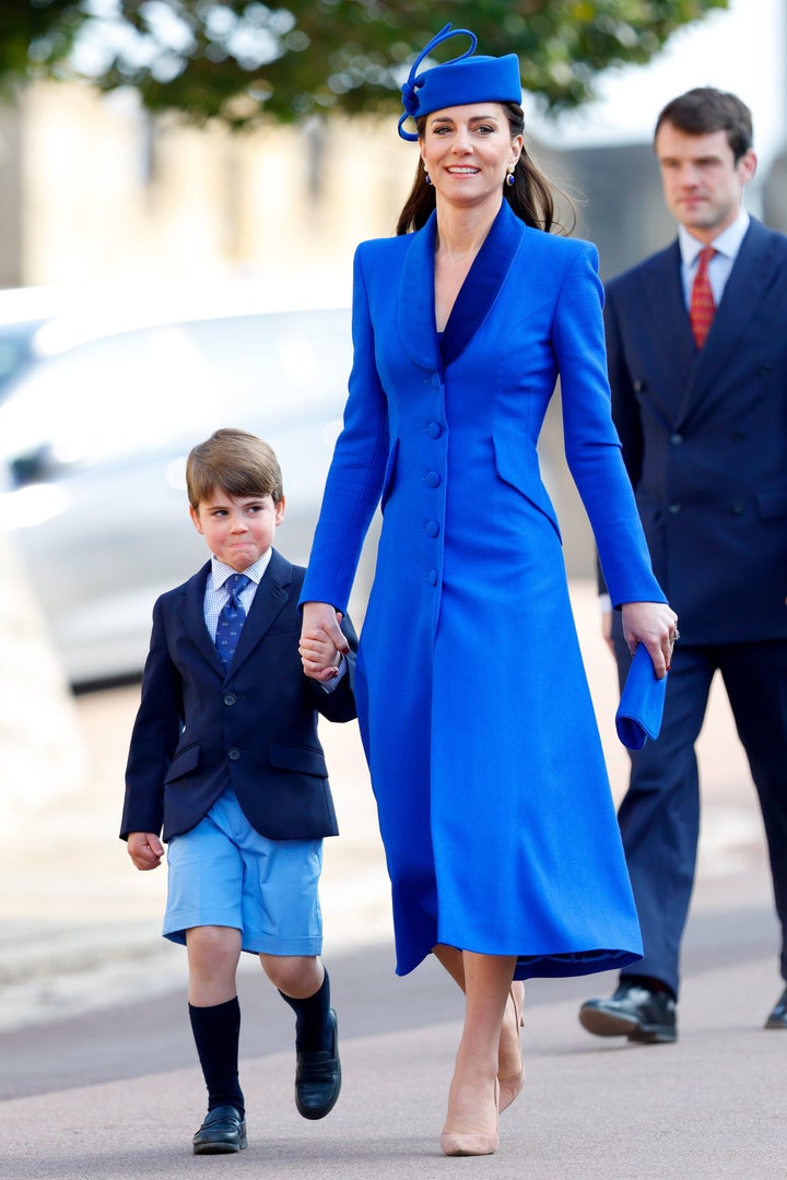 O príncipe Louis e a princesa de Gales combinaram em vários tons de azul.