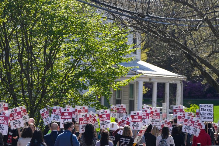 Des grévistes défilent devant les bâtiments de Rutgers au Nouveau-Brunswick, NJ, le lundi 10 avril 2023. Des milliers de professeurs, de chargés de cours à temps partiel et d'étudiants diplômés de l'université phare du New Jersey se sont mis en grève - la première action de ce genre dans le l'histoire de 257 ans de l'école.  (AP Photo/Seth Wenig)