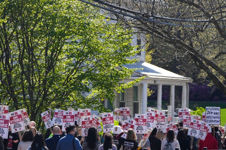 Des grévistes défilent devant les bâtiments de Rutgers au Nouveau-Brunswick, NJ, le lundi 10 avril 2023. Des milliers de professeurs, de chargés de cours à temps partiel et d'étudiants diplômés de l'université phare du New Jersey se sont mis en grève - la première action de ce genre dans le l'histoire de 257 ans de l'école. (AP Photo/Seth Wenig)