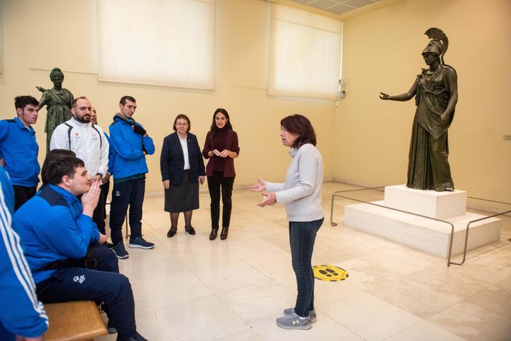 Λίνα Μενδώνη, Δόμνα Μιχαηλίδου σε επίσκεψη στο Αρχαιολογικό Μουσείο Πειραιά με πρωταθλητές των Special Olympics