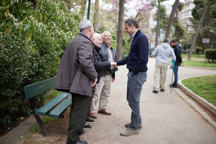 Ο πρωθυπουργός συνομίλησε και με άλλους κατοίκους του Παγκρατίου που έκαναν τη βόλτα τους στο Άλσος