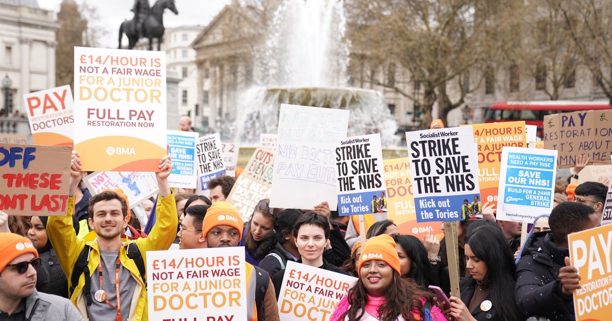 Junior Doctors Chant 'Claps Don't Pay The Bills' On March - Vimarsana News
