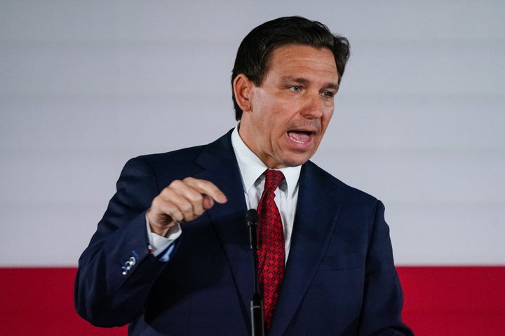 Le gouverneur de Floride, Ron DeSantis (à droite), a signé mardi un projet de loi antisyndical controversé.