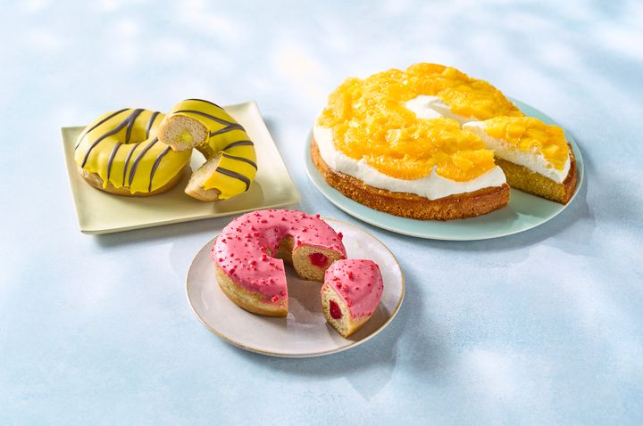 「オレンジ＆マンゴーのケーキ」（右上）「ストロベリードーナツ」（中央下）「バナナクリームドーナツ」