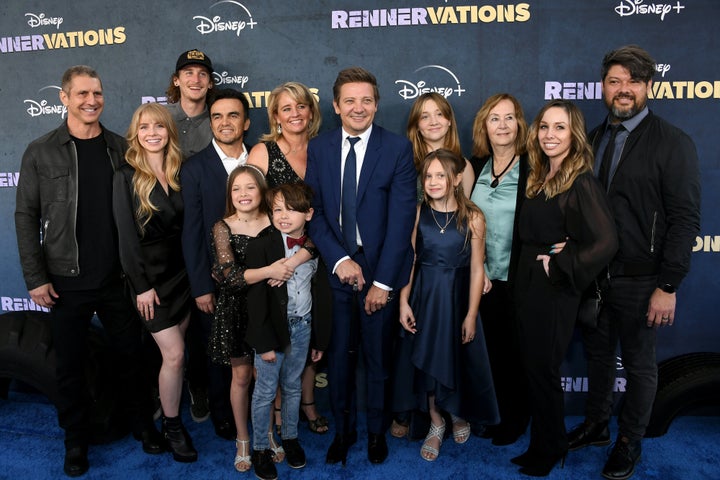 Renner, ao centro, posa com familiares.