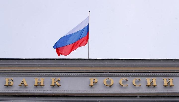 FILE PHOTO: A Russian flag flies over Russian Central Bank headquarters in Moscow, Russia December 3, 2018. REUTERS/Maxim Shemetov