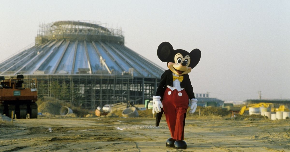 東京ディズニーランド40周年。まだ建設中のパークをミッキーマウスは