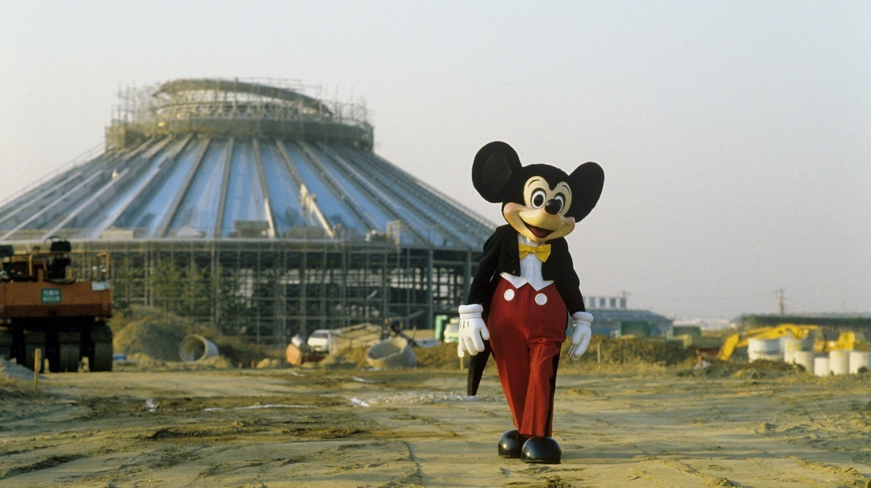 建設中だった東京ディズニーランドをミッキーマウスは歩いていた。その 建設中だった東京ディズニーランドをミッキーマウスは歩いていた。その