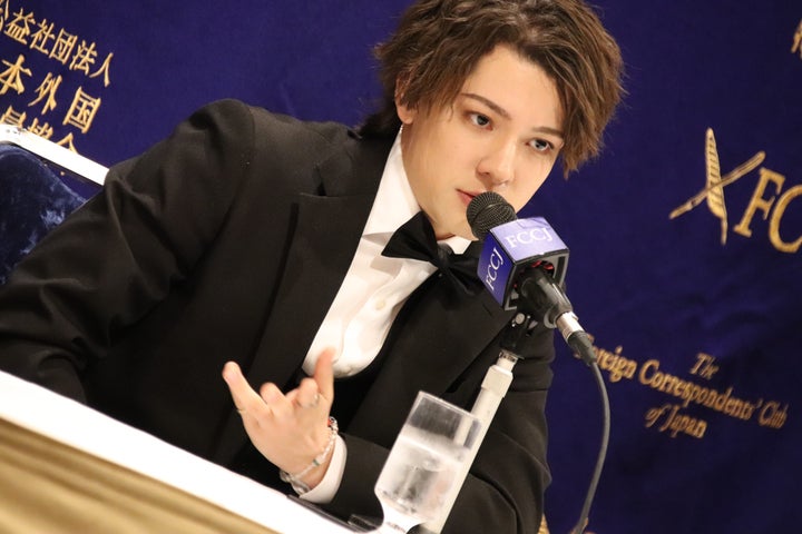 4月12日に東京都内で記者会見した元ジャニーズJr.のカウアン・オカモトさん