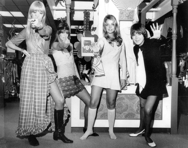 Η Μέρι Κουάντ δεξιά, μαζί με τα μοντέλα που φορούν τις δημιουργίες της, Οκτώβριος 1968. (AP Photo, File)
