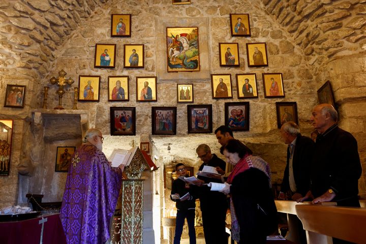 Χριστιανοί πιστοί προσεύχονται κατά τη διάρκεια της Λειτουργίας μέσα στην Εκκλησία του Αγίου Γεωργίου, επίσης γνωστή ως Εκκλησία των Δέκα Λεπρών, στο Μπουρκίν, κοντά στο Τζενίν, στην κατεχόμενη από το Ισραήλ, Δυτική Όχθη, στις 31 Μαρτίου 2023.