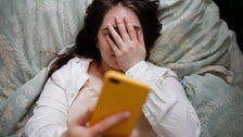How To Stop Reaching For Your Phone Right When You Wake Up