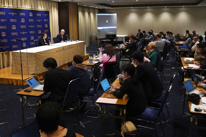 4月12日午前、東京都内の日本外国特派員協会で開かれたカウアン・オカモトさんの記者会見には多くの報道陣が詰めかけた