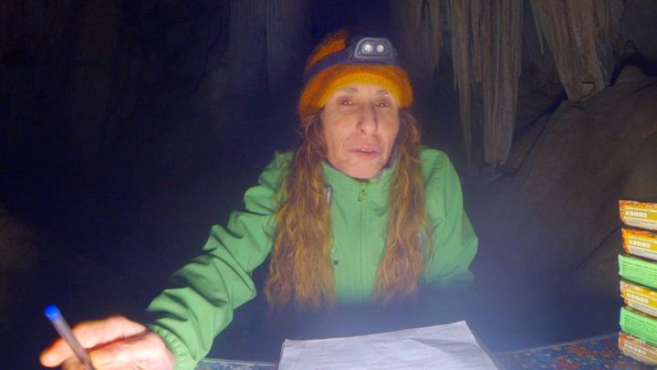 Flamini, photographiée au cours de sa vie quotidienne à l'intérieur de la grotte dans une capture d'écran tirée d'une vidéo en novembre 2021. 