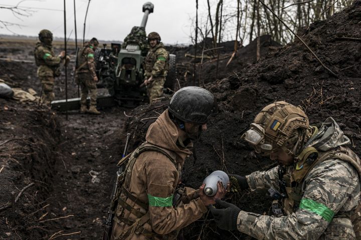 Ukrainian soldiers of the 80th brigade, preparing artillery for firing in the direction of Bakhmut.
