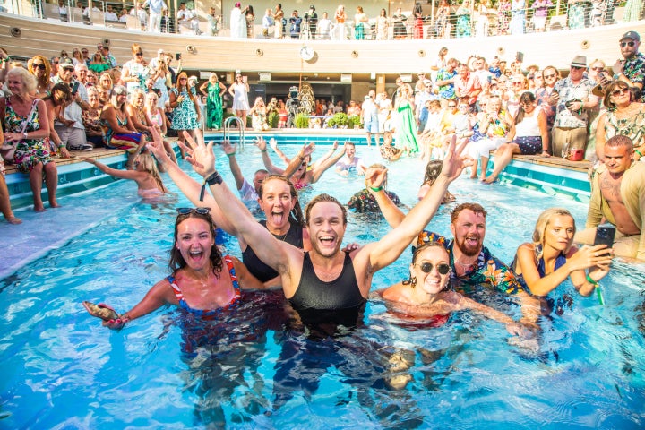 Olly Murs cooled off in the Skydome's pool.