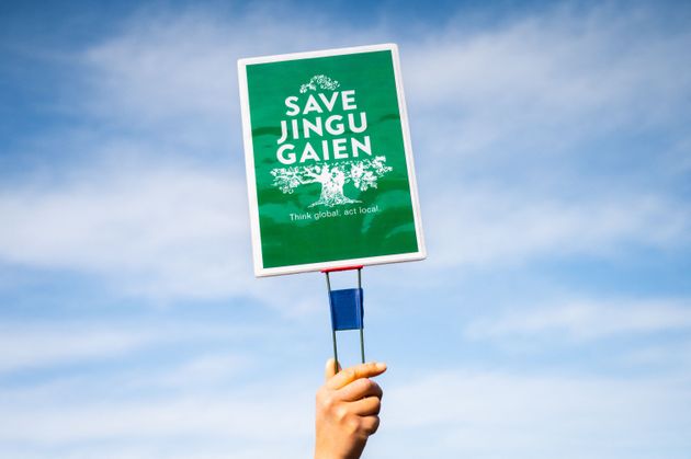 神宮外苑の再開発の見直しを求めるデモで掲げられた「SAVE JINGU GAIEN（神宮外苑を守って）」のメッセージ（2023年2月12日）