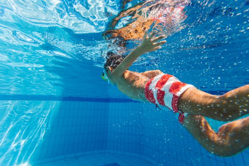 子どもに青の水着は買わないで」危険を避けるために知っておきたい水着の色の重要性 | ハフポスト LIFE