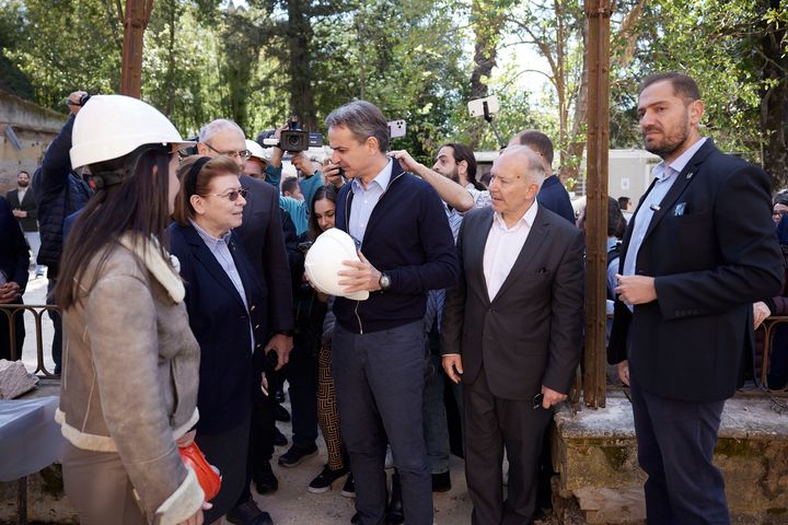 Ο πρωθυπουργός πραγματοποιεί από το πρωί περιοδεία στην Κέρκυρα